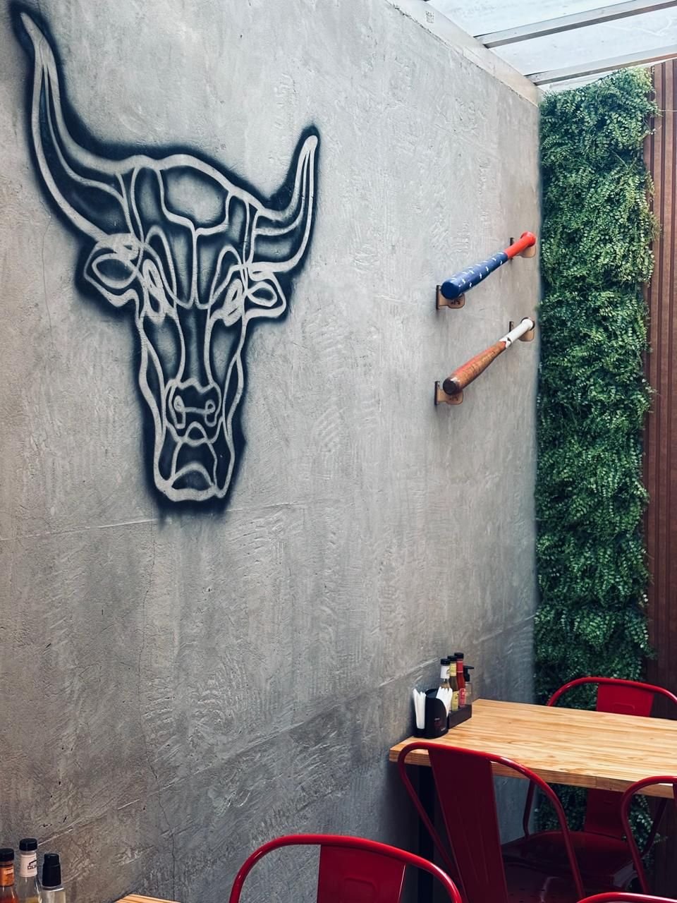Mural do touro na parede de concreto, símbolo da Confraria